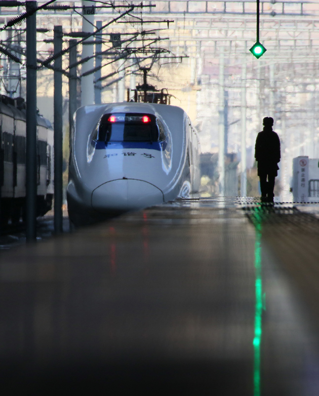 12月27日，一列動車組駛出山東煙臺火車站。